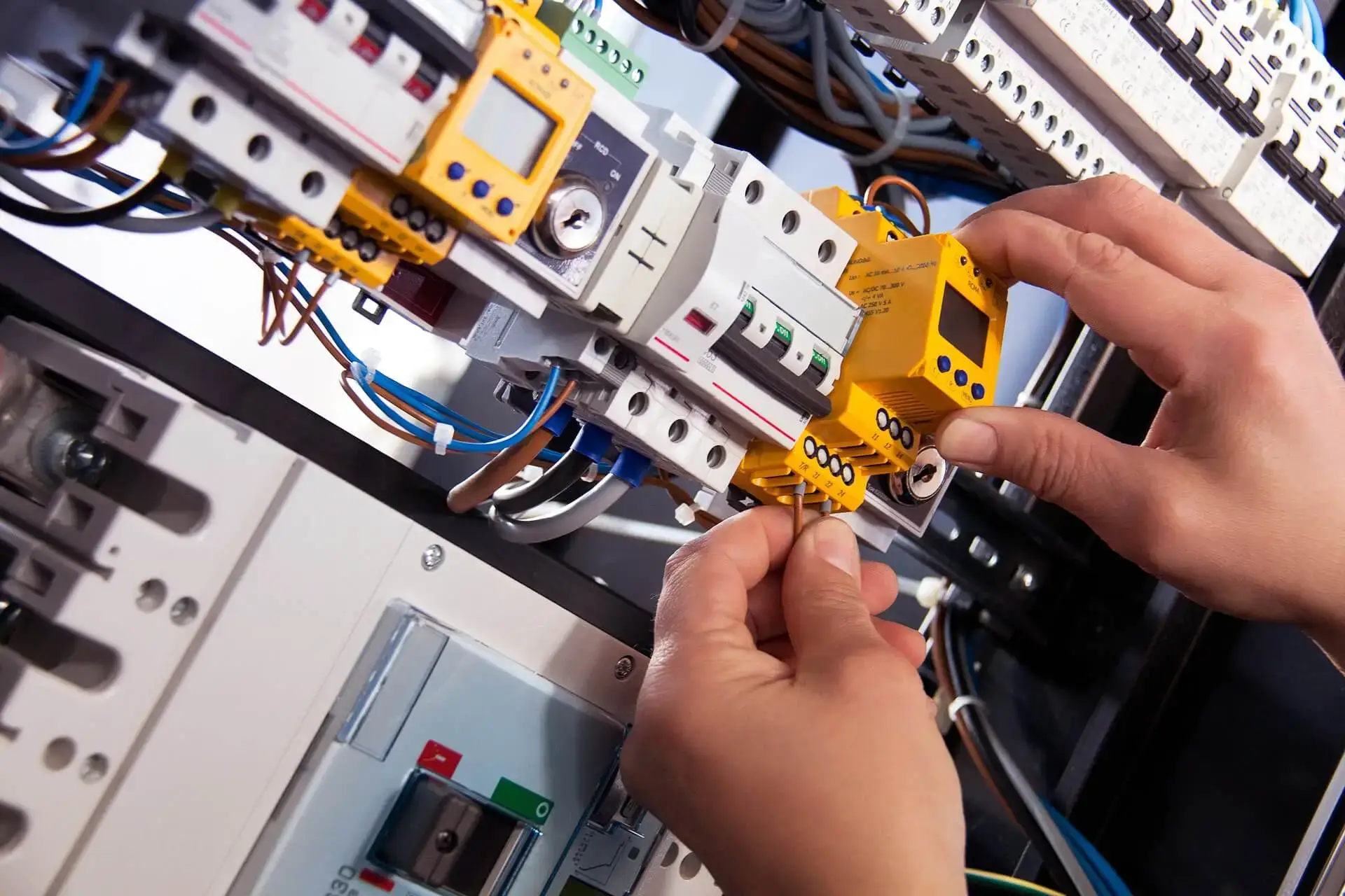 Certified electricians in Grove Park